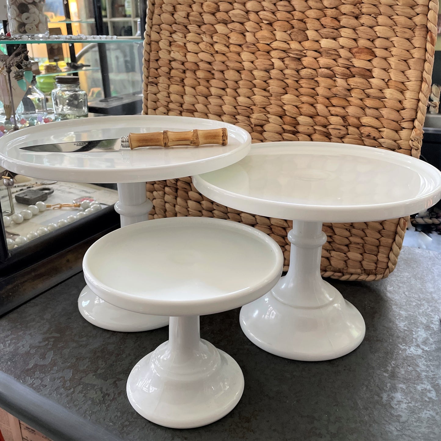 Cake Plate Milk White, Medium