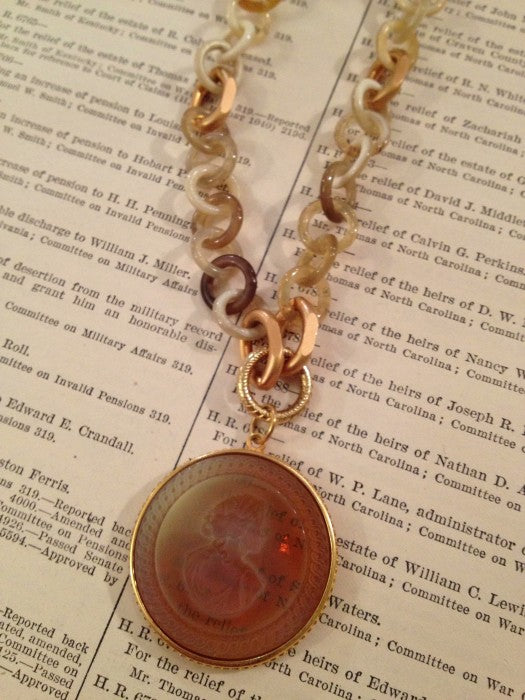 Honey Horn Chain Intaglio Necklace